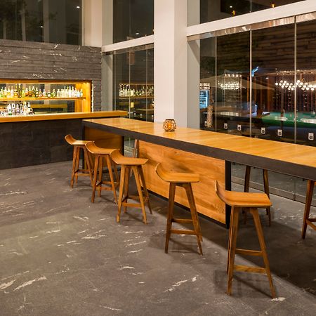 普埃布拉安吉罗波利斯卡米奥真实酒店 外观 照片 The bar at the 10000 km lounge