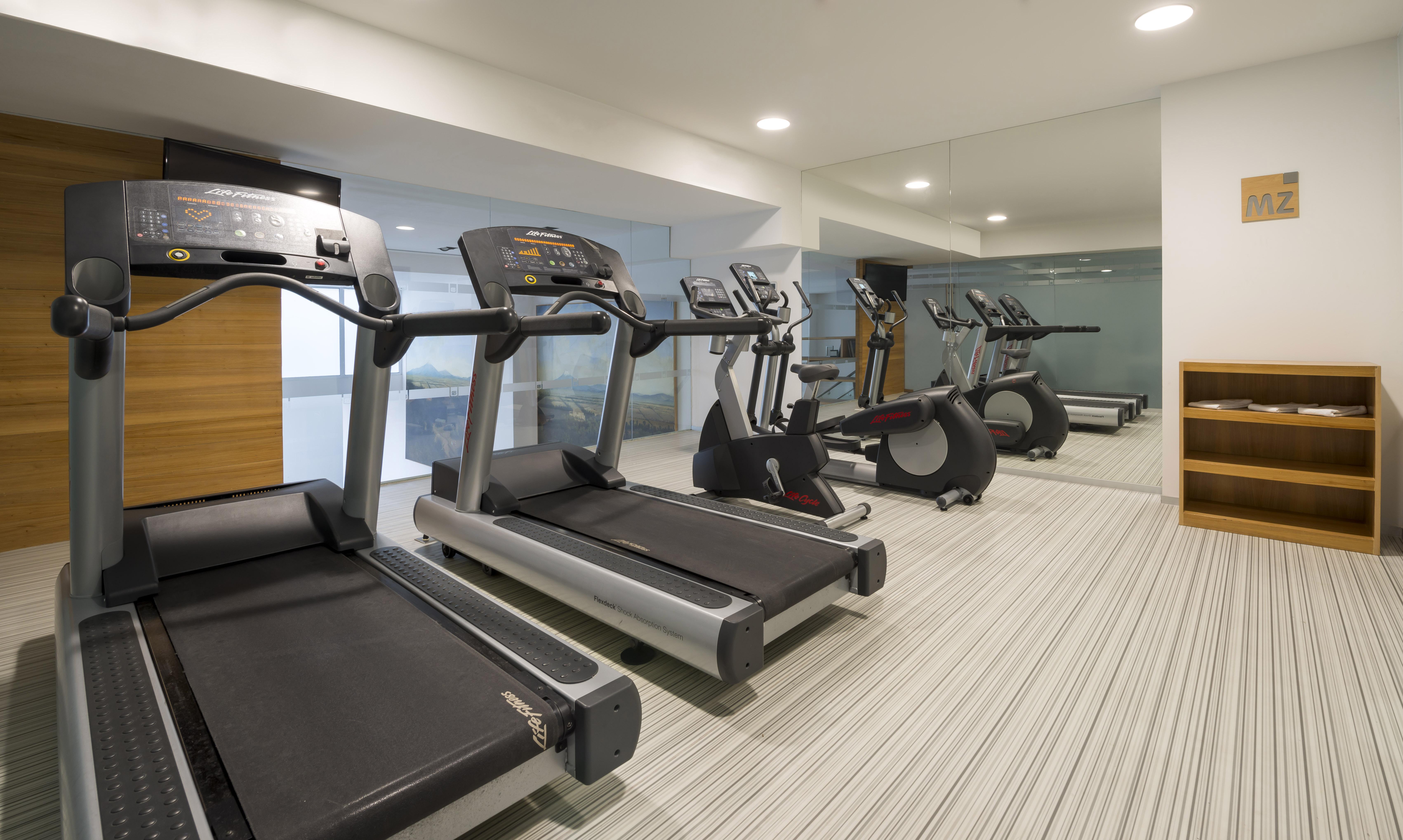 普埃布拉安吉罗波利斯卡米奥真实酒店 外观 照片 The gym at the hotel
