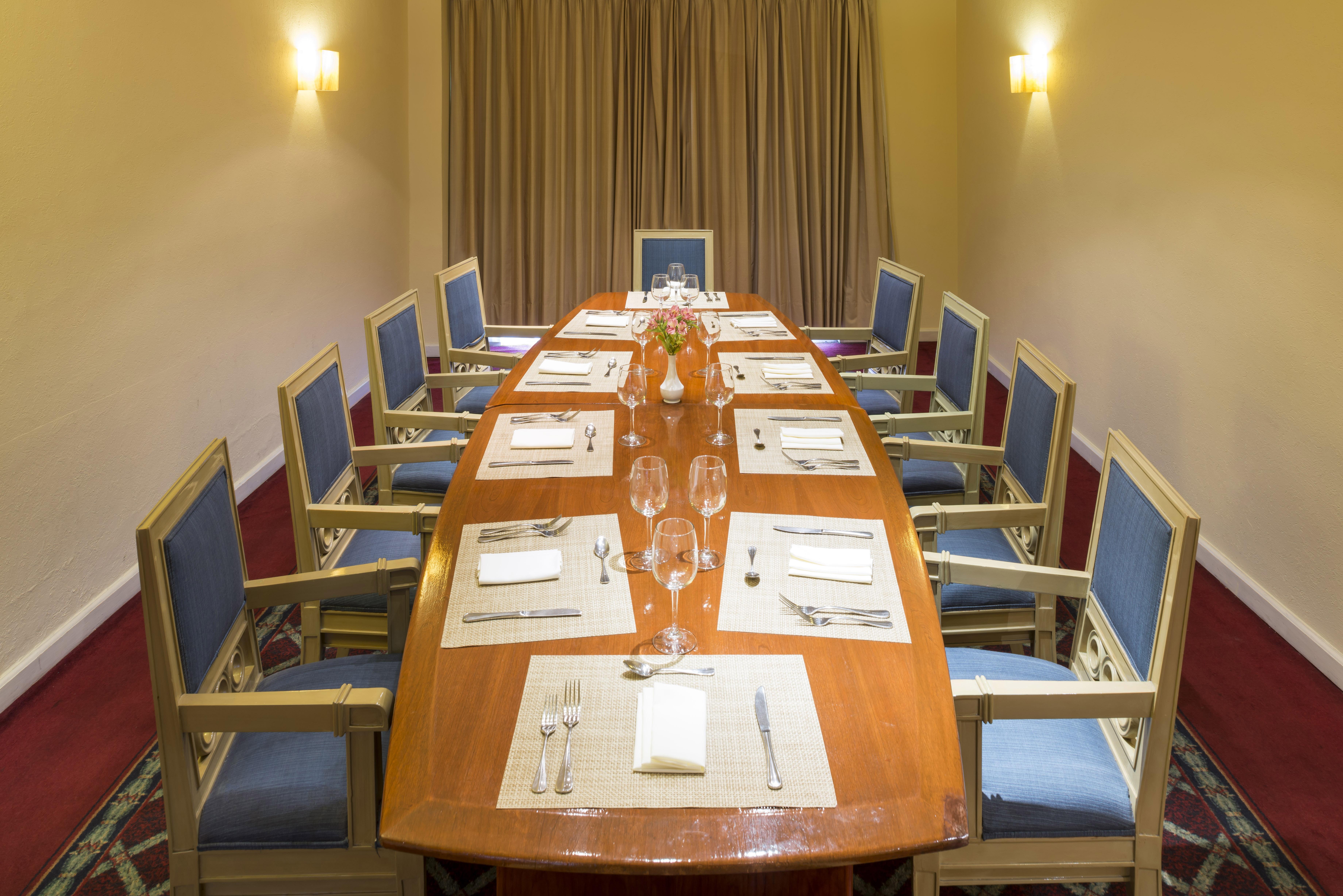普埃布拉安吉罗波利斯卡米奥真实酒店 外观 照片 A table set for a formal dinner