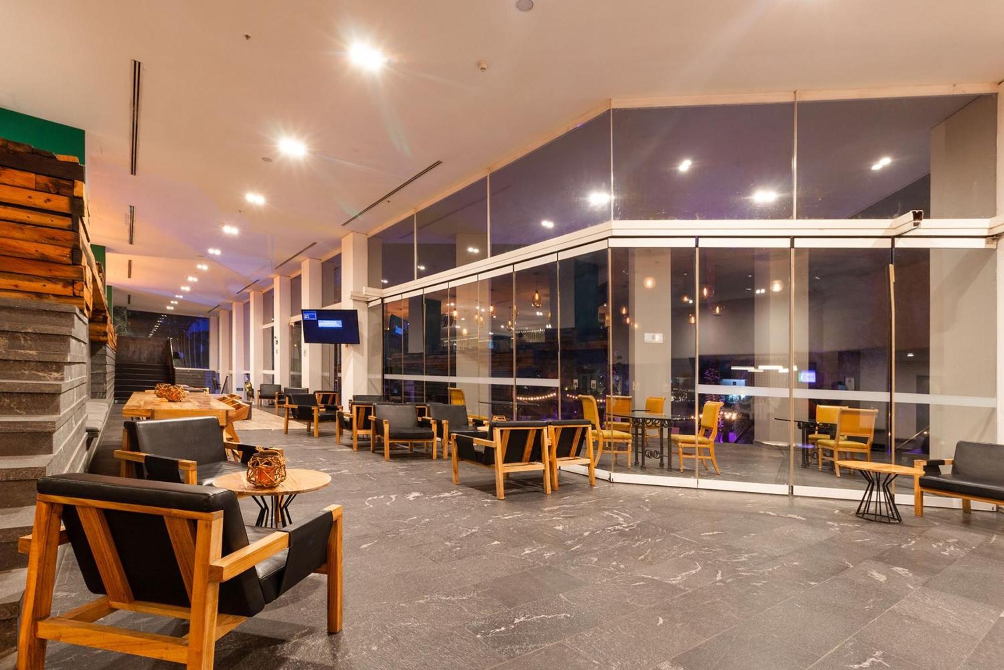 普埃布拉安吉罗波利斯卡米奥真实酒店 外观 照片 The lounge at the airport